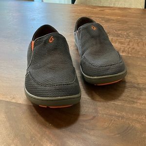 OluKai Kids Boy’s Nohea Mesh in Dark Shadow/Blaze, size 2 (Little Kid)